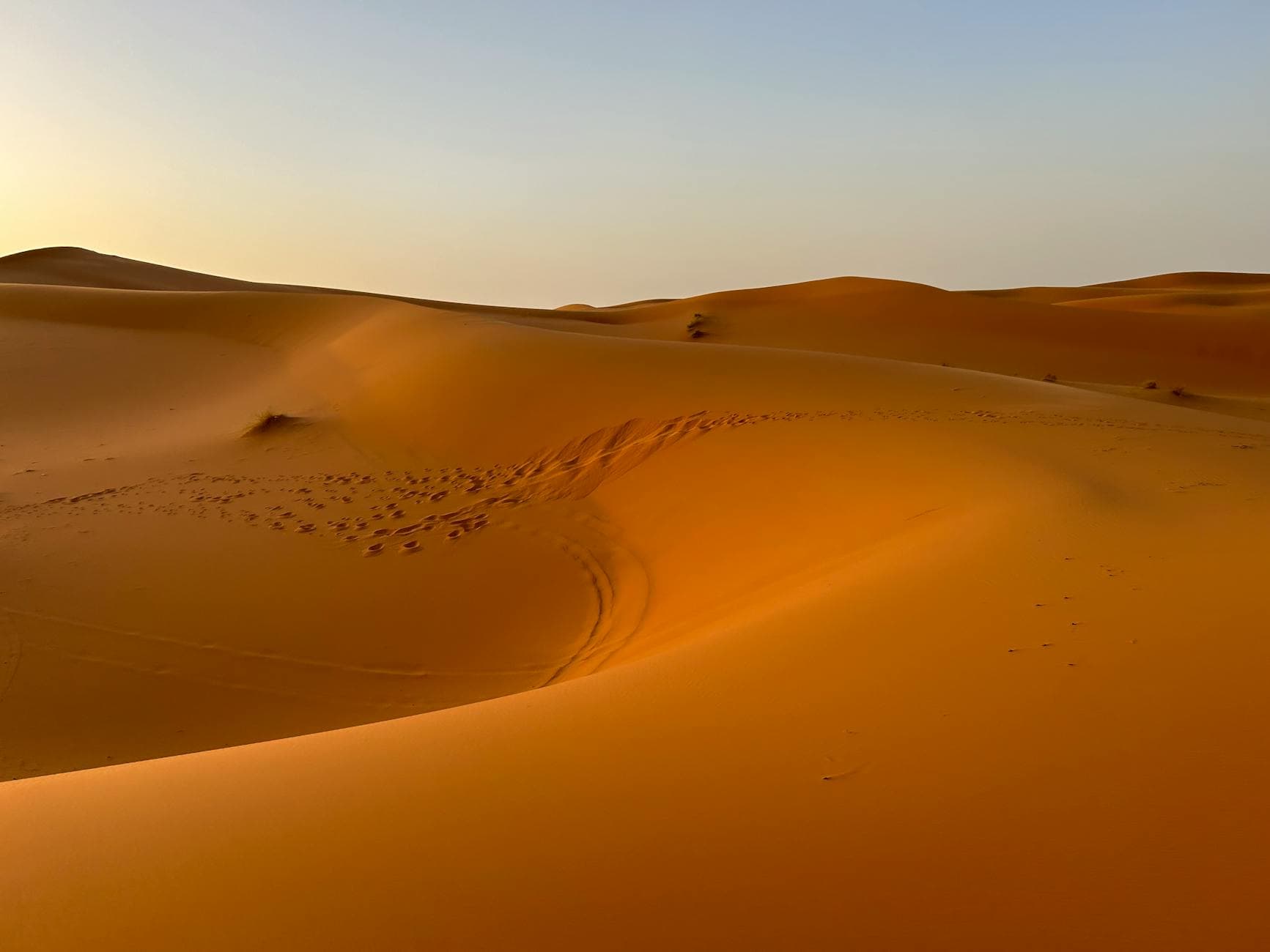 Dunes du désert de Merzouga au Maroc au coucher du soleil