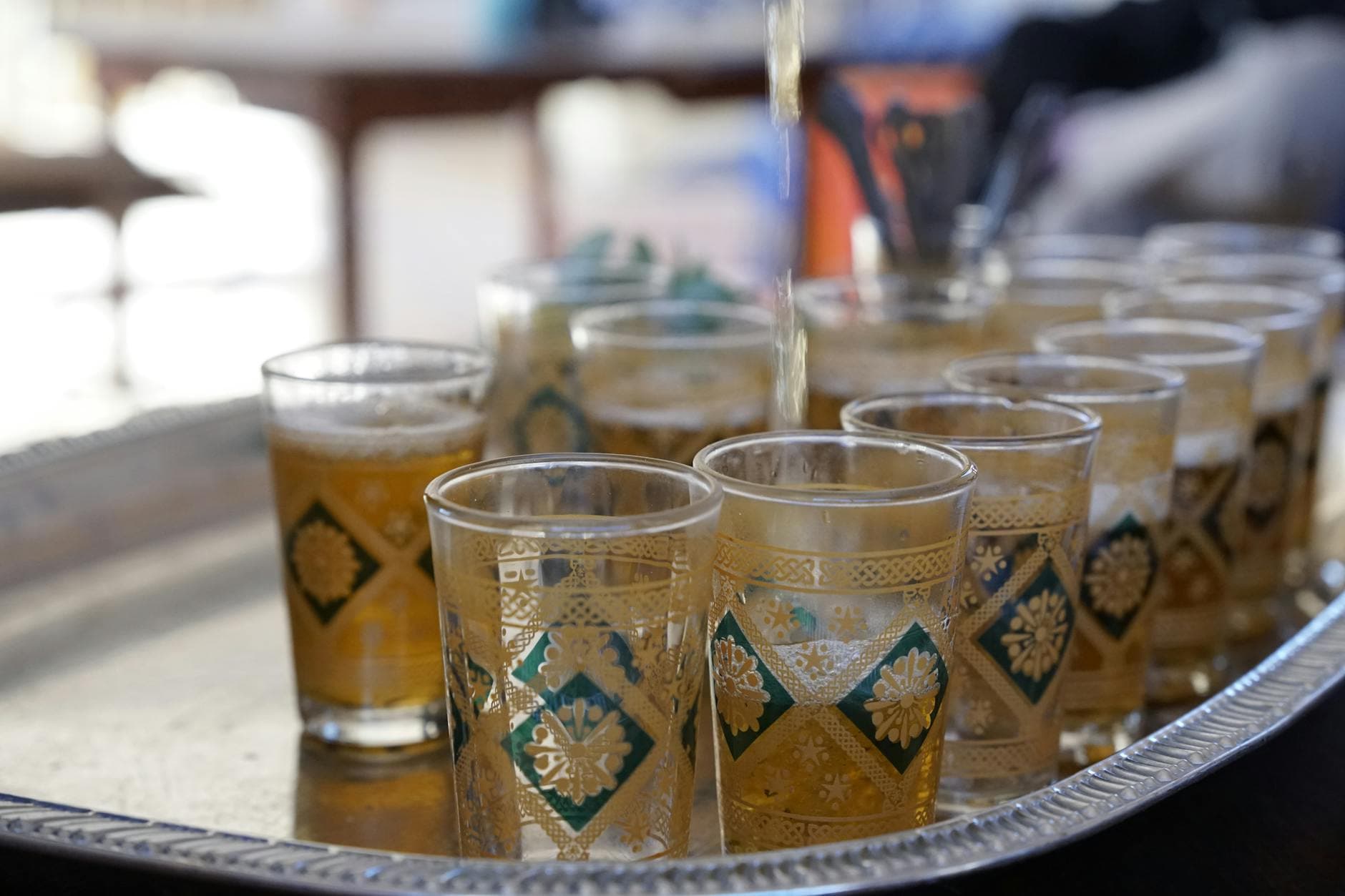 Thé à la menthe marocain servi dans une théière traditionnelle